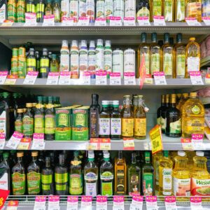 Botellas de aceite de oliva en supermercado de Shenzhen, China.