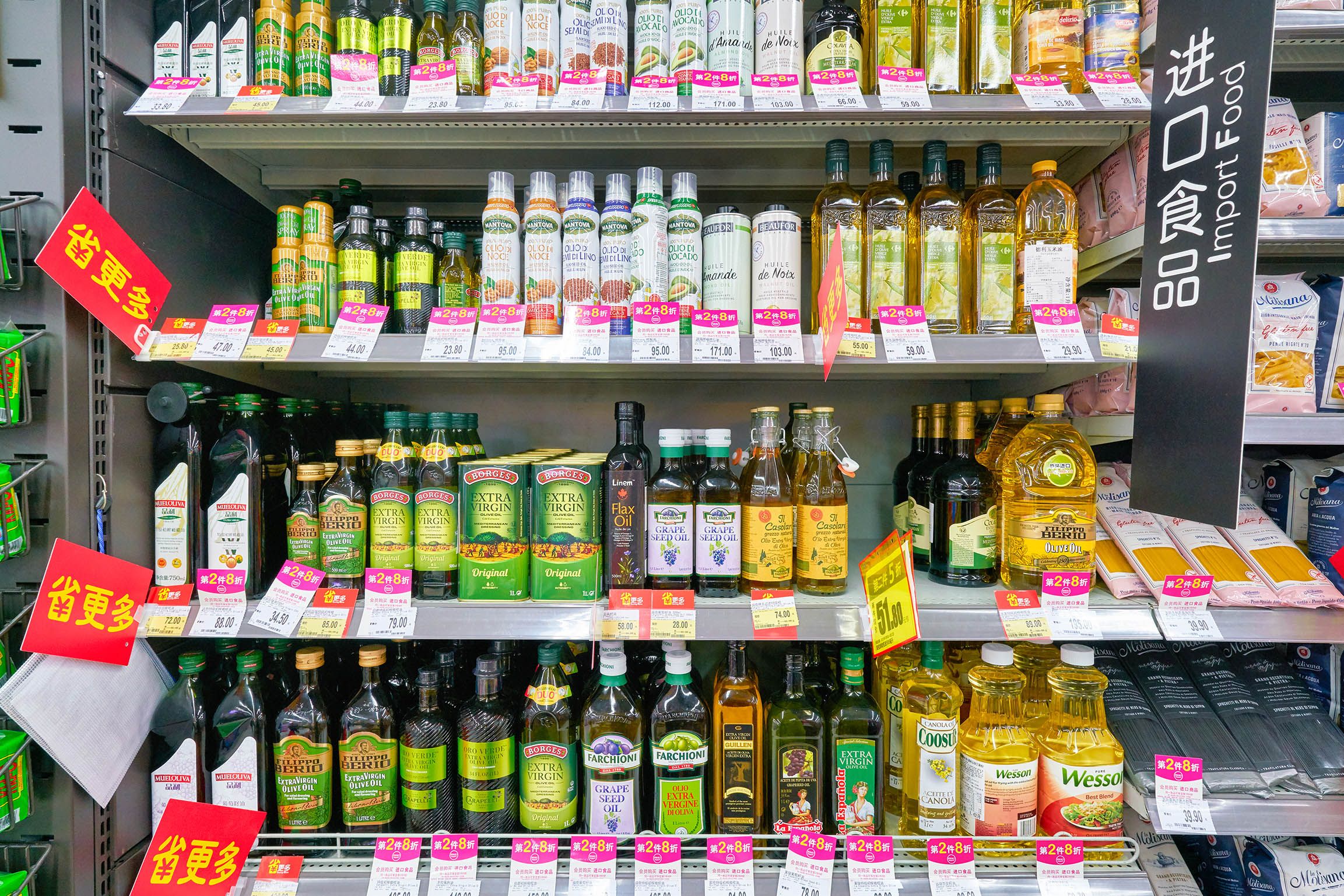 Botellas de aceite de oliva en supermercado de Shenzhen, China.