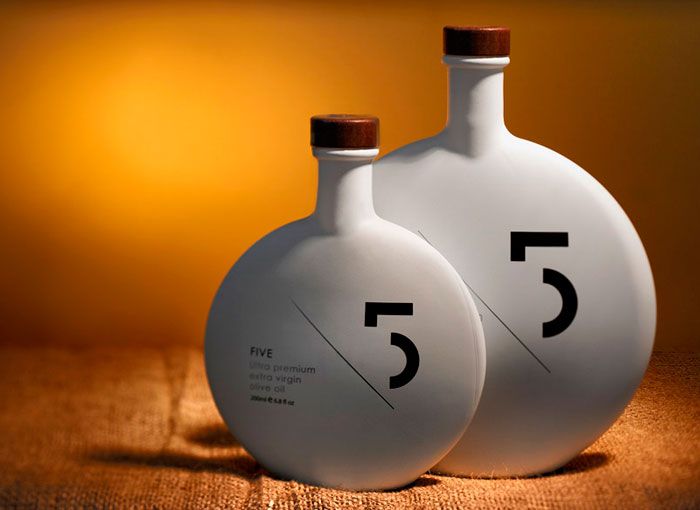 botella original de aceite de oliva lacada en blanco y serigrafiada con diseño minimalista