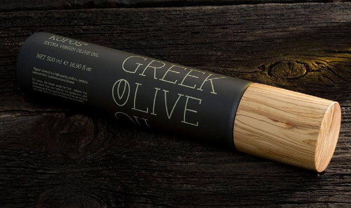 botella de aceite de oliva innovadora y elegante con tapón de madera de olivo marca Kopos