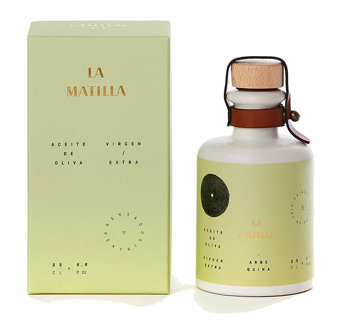 botella de un cuarto de litro y estuche La Matilla