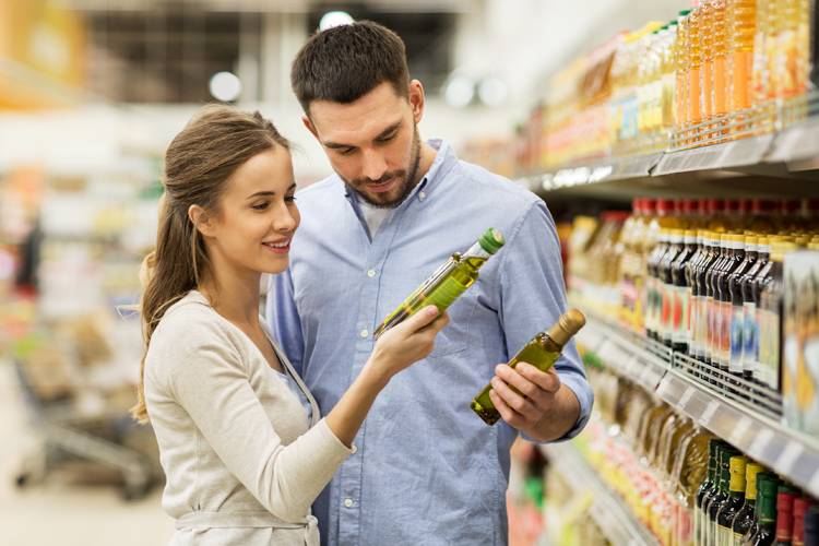 consumidores leyendo la etiqueta de aceite de oliva